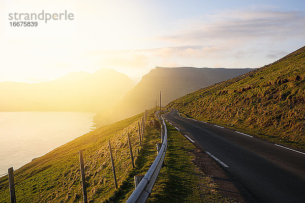 Bergstraße am Meer bei Sonnenuntergang