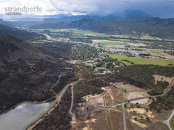 Luftaufnahme der Landschaft nach einem Waldbrand in Colorado
