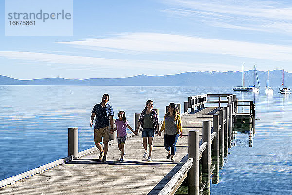 Eine Familie spaziert an einem schönen Tag auf einem Pier in South Lake Tahoe  CA