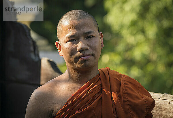 Porträt eines buddhistischen Mönchs in safranfarbenem Gewand  Mandalay  Myanmar
