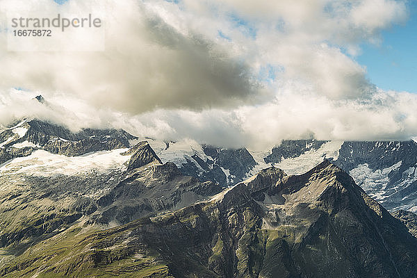 Blick auf die Gletscher in der Nähe des Matterhorns beim Dorf Zermatt