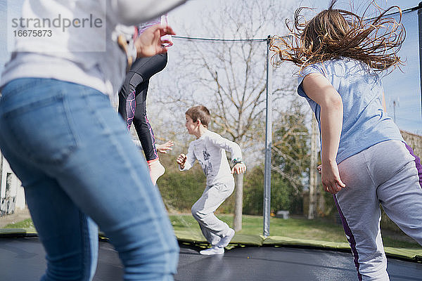 Kinder springen auf einem Trampolin im Park