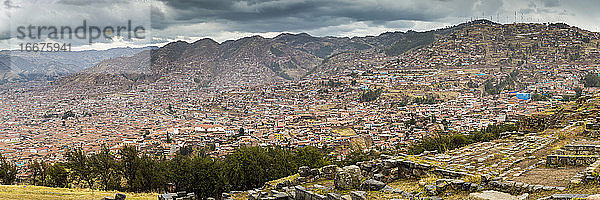 Panoramabild der Stadt Cusco von Sacsayhuaman aus gesehen  Peru