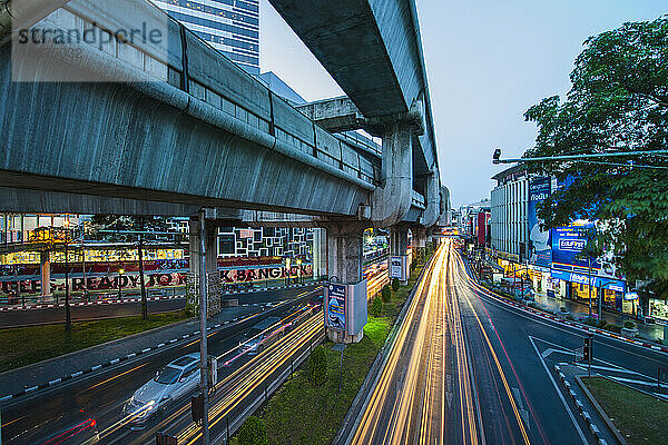 Hauptverkehrszeit auf der Sukhumvit-Straße in Bangkok
