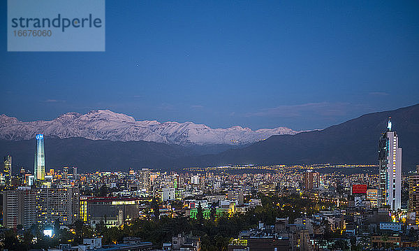 Blick auf Santiago de Chile am Abend von oben