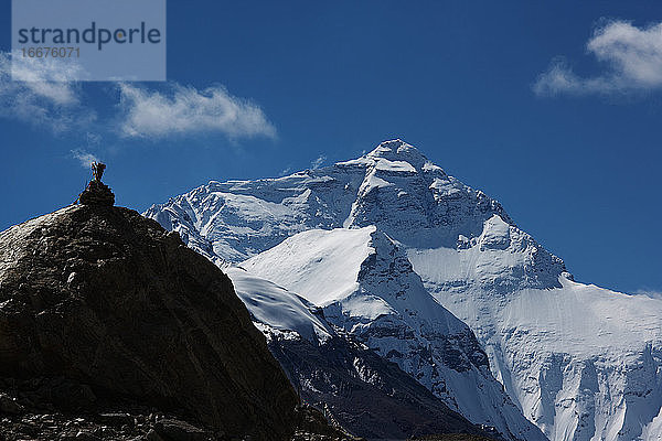 die Nordwand des Mount Everest vom Kloster Rongbuk aus gesehen