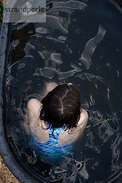 Overhead-Aufnahme eines im Wasser sitzenden Tween