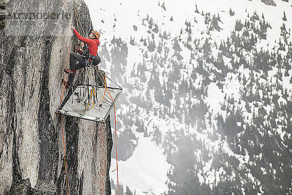 Ein Kletterer benutzt einen Prusik  um den Felsen oberhalb des Portaledges zu erklimmen.