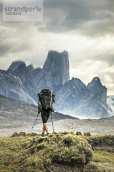 Rucksacktourist wandert zum Mount Asgard am Akshayak Pass  Baffin Island