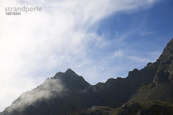 Silhouette eines felsigen Bergrückens im Ossau-Tal  Pyrenäen in Frankreich.