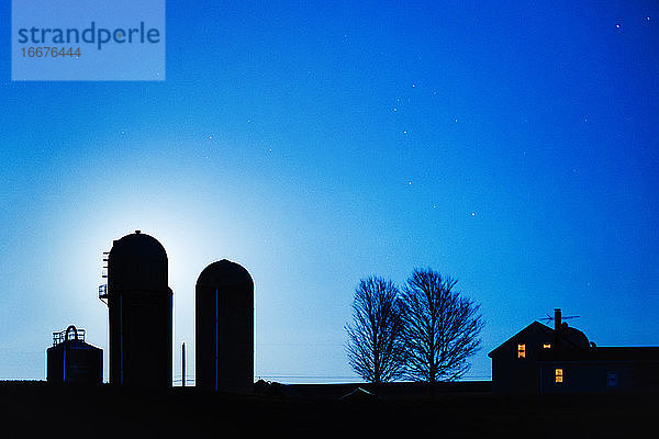 Blue Moonrise Silhouetten Vermont Farm Haus und Silos