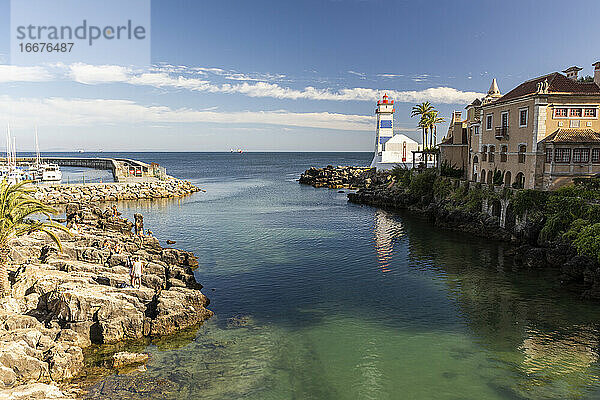 Schöner Blick auf den Leuchtturm am Meer in Cascais