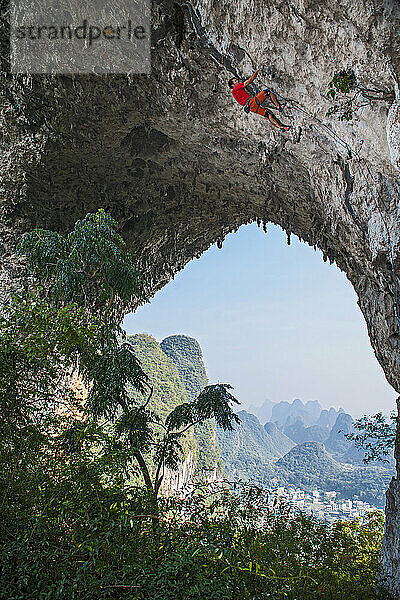 Mann beim Klettern auf dem Mondberg in Yangshuo  einem Klettermekka in China