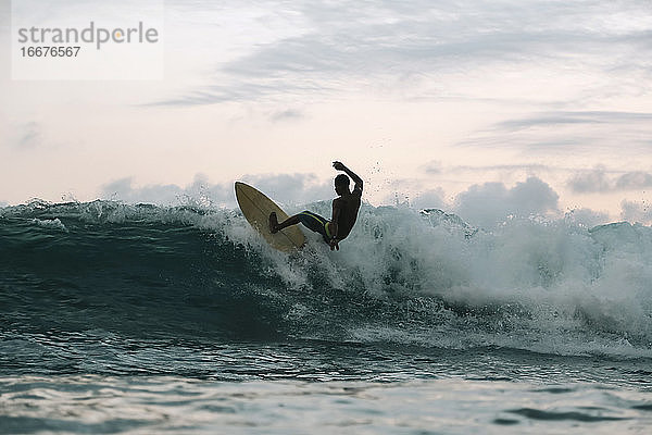 Surfer auf einer Welle  Lombok  Indonesien