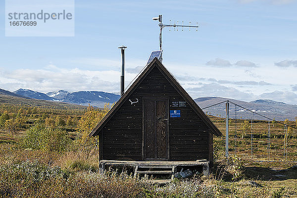 Schutzhütte Tsielekjåkkstugan am mittleren Abschnitt des Kungsleden  Lappland  Schweden