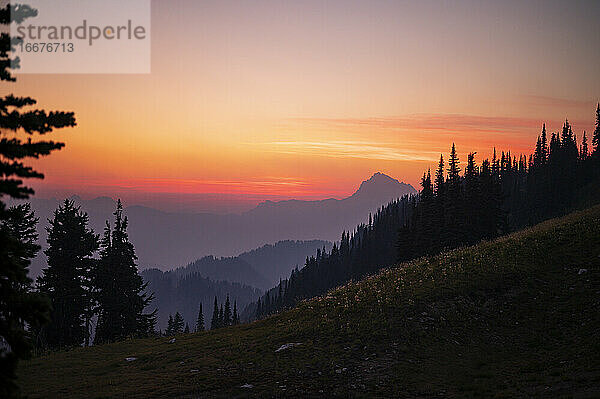 Bunte Sonnenuntergang Himmel in den Cascade Mountains