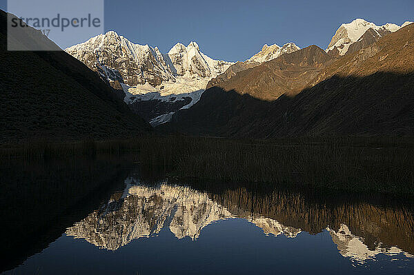 Spiegelung der Cordillera Huayhuash mit Rondoy an der Laguna Jauacocha