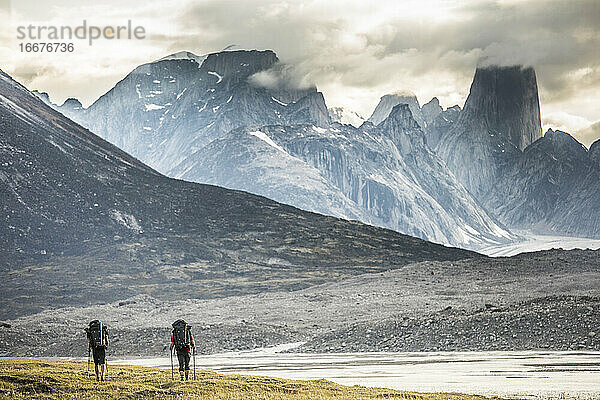 Zwei Rucksäcke wandern zum Mount Asgard am Akshayak-Pass  Baffin Island