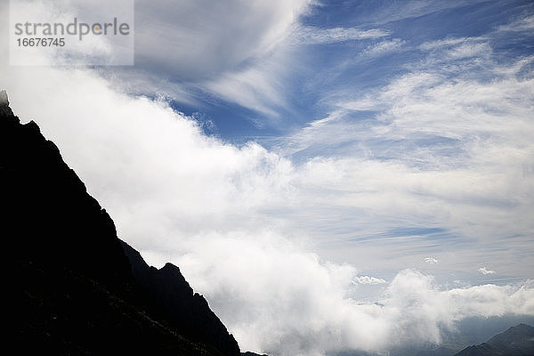 Silhouette eines felsigen Bergrückens im Ossau-Tal  Pyrenäen in Frankreich.