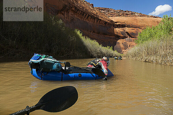 Menschen treiben Packwagen träge den Escalante River hinunter  Utah