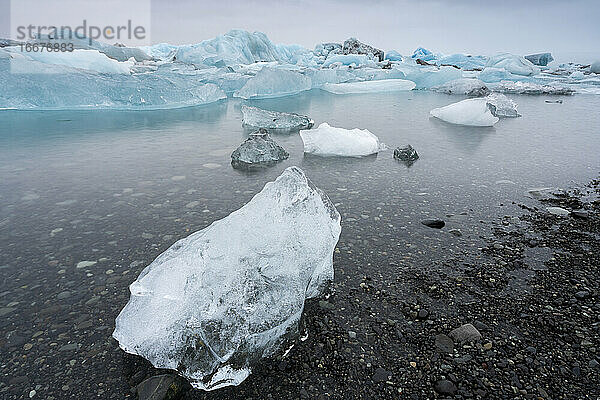 Großer Eisbrocken in der Gletscherlagune Jokulsarlon  Island
