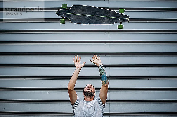 Ein Junge fährt mit dem Skateboard hoch