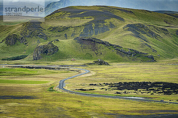 Kurvenreiche Straße durch bergige Landschaft  Südisland  Island