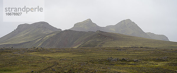 Durchnässter und nebliger Tag im vulkanischen Hochland von Island