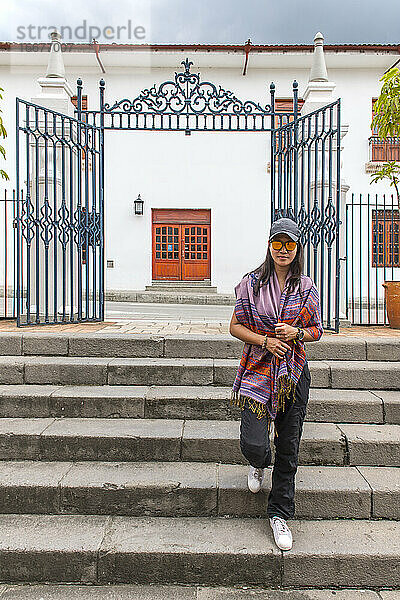 Frau  die eine Treppe in der weißen Stadt Popayan  Kolumbien  hinuntergeht