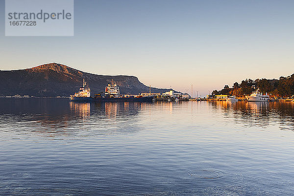 Hafen im Dorf Lakki auf der Insel Leros in Griechenland am frühen Morgen.