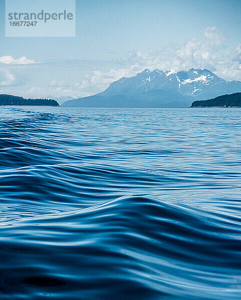 Das Kielwasser eines Bootes verursacht Wellen und Formen auf der Wasseroberfläche in Alaska