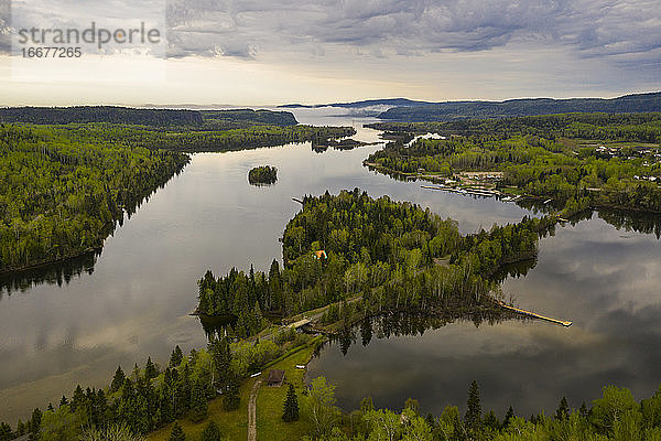 Bewölkter Frühlingstag über dem Nipigon River