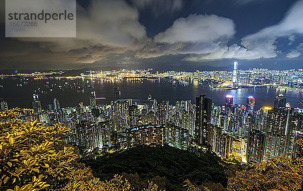 Ikonische Aussicht auf Hongkong vom Victoria Peak bei Nacht