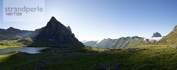 Anayet-Gipfel und See im Tena-Tal  Provinz Huesca in Aragonien  Pyrenäen in Spanien.