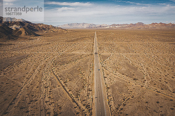 Eine einsame Straße durch die kalifornische Wüste von oben