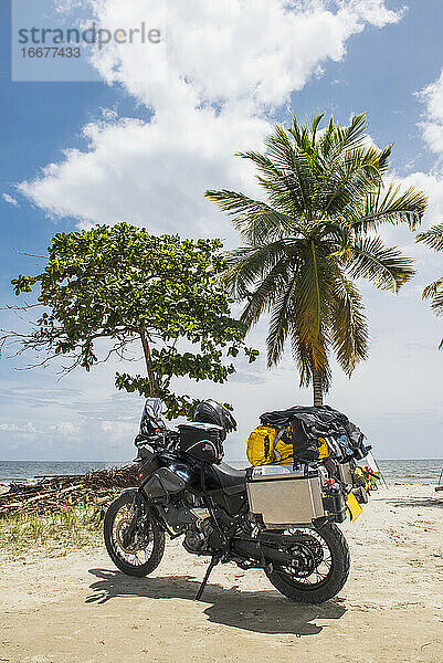 Abenteuer-Tourenrad an der Karibikküste geparkt