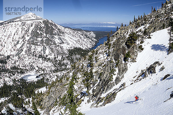 Mann Mitte vierzig beim Skifahren im Backcountry am Washington Pass