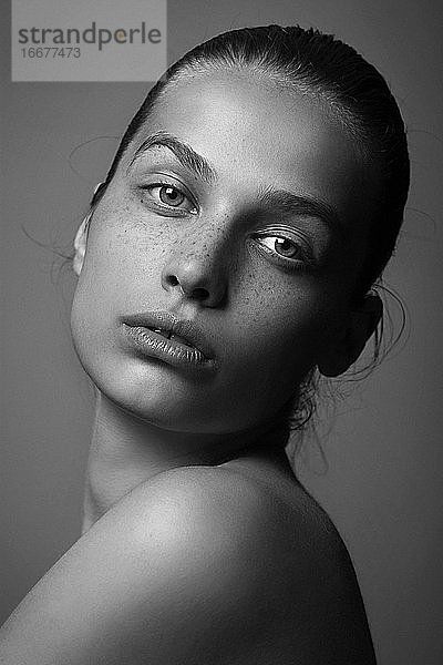 Modeporträt einer jungen Frau in schwarz-weiß