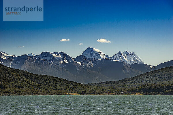 Blick auf schneebedeckte Berge am Beagle-Kanal  Nationalpark Tierra del Fuego  Ushuaia  Patagonien  Argentinien