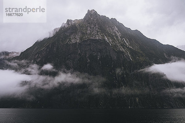 Bergmassiv vom Fjord  Milford Sound bei nebligem Wetter  NZ