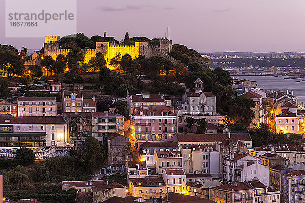 Schöner Blick auf die historischen Gebäude der Stadt und das Schloss bei Sonnenuntergang