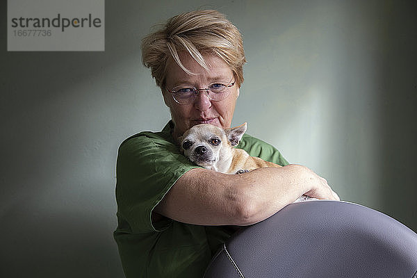 Eine Hundemutter  die ihren Welpen liebt