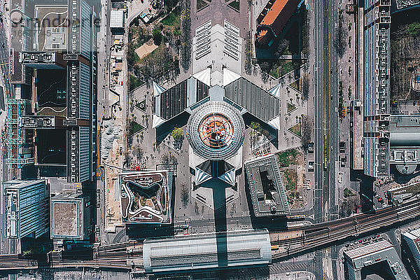 Atemberaubende Luftaufnahme des Berliner Fernsehturms am Alexanderplatz bei schönem Tageslicht