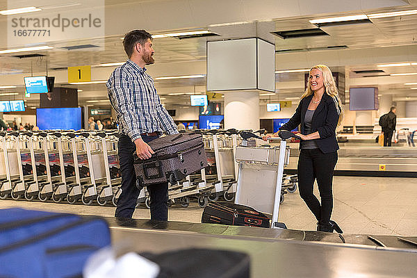 Ehepaar mit Gepäck im Flughafen