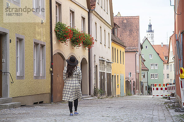 Ein Mädchen wandert durch die modernen und doch mittelalterlichen Straßen Europas.