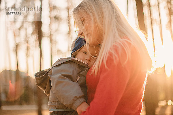 Glückliche Mutter mit Sohn im Herbst im Park