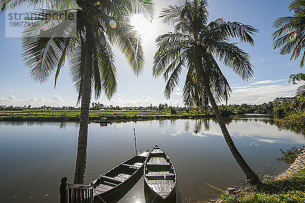 zwei Ruderboote auf einem ruhigen Fluss in der Nähe von Hoi An