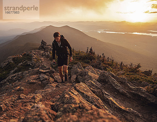 Männlicher Wanderer wandert auf dem Appalachian Trail am Bigelow Mountain bei Sonnenuntergang