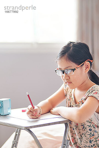 Das Mädchen konzentriert sich während der Heimschule auf ihre Arbeit