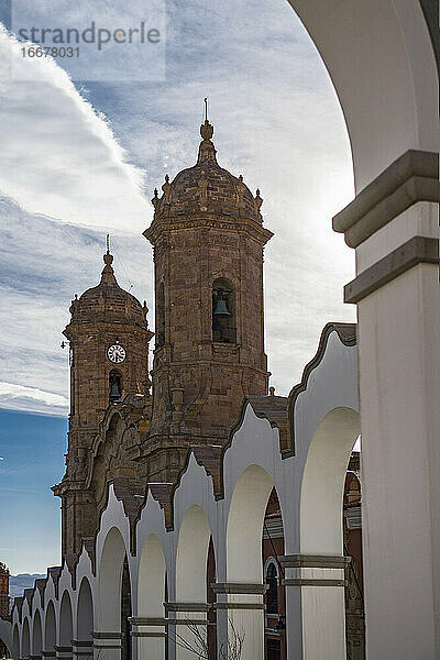 Blick auf den Glockenturm der Kirche und den Uhrenturm  Potosi  Bolivien